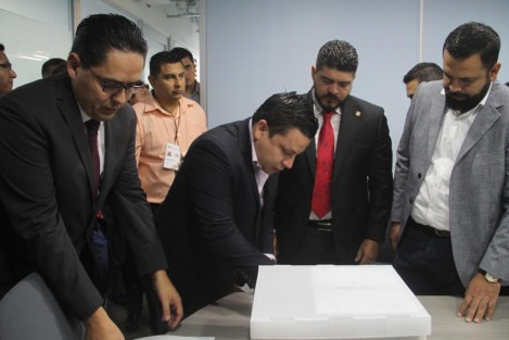 El secretario de Educación, Zenyazen Escobar, en compañía del director del Instituto de Espacios Educativos, Ricardo García Jiménez. interpusieron una denuncia ante la Fiscalía Anticorrupción contra empresas que abandonaron obras de escuelas en todo el estado.