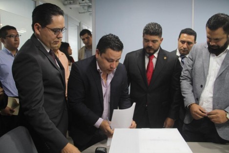 El secretario de Educación, Zenyazen Escobar, en compañía del director del Instituto de Espacios Educativos, Ricardo García Jiménez. interpusieron una denuncia ante la Fiscalía Anticorrupción contra empresas que abandonaron obras de escuelas en todo el estado.  