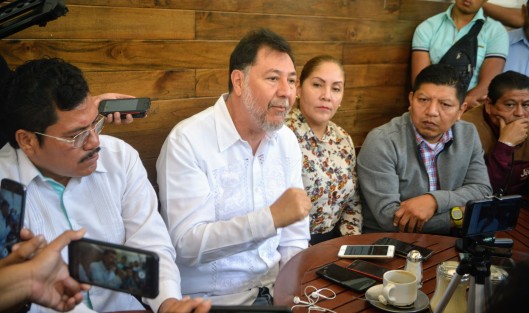 En rueda de Prensa en la ciudad de Xalapa, los diputados federales Gerardo Fernández Noroña, Jaime Humberto Pérez Bernabé y Claudia Tello, así como el diputado local Magdaleno Rosales, hicieron un llamado al gobernador para que revise nuevamente su gabinete, ya que algunos de sus funcionarios están metiendo las manos en las elecciones internas de MORENA. 