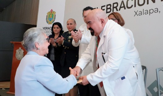 La Secretaría de Salud (SS) llevó a cabo la Ceremonia del Día de Médico, en donde se reconoció y distinguió a doctores destacados del sector salud por su trayectoria, trabajo y compromiso en beneficio de la sociedad veracruzana, además por su aportación en la docencia e investigación. 