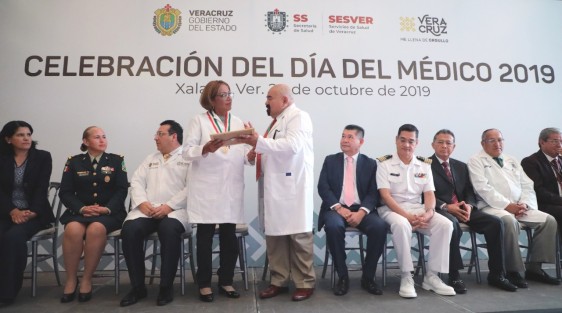 Roberto Ramos Alor, titular de la SS, hizo un reconocimiento especial por su trabajo y atención en beneficio de los habitantes de los Pueblos Originarios a Karla Denisse Sales Morales, médico pasante en Servicio Social adscrita al Centro de Salud de San Miguel Acultzinapa, municipio de Atlahuilco.