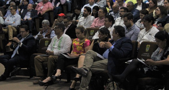 En el Palacio Legislativo se llevó a cabo el foro Hacia una Cafeticultura Sustentable, que reunió a industriales y especialistas de las 10 regiones productoras de café de la entidad.  