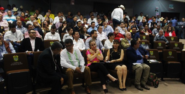 En el Palacio Legislativo se llevó a cabo el foro Hacia una Cafeticultura Sustentable, que reunió a industriales y especialistas de las 10 regiones productoras de café de la entidad.  