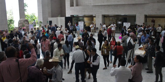En el Palacio Legislativo se llevó a cabo el foro Hacia una Cafeticultura Sustentable, que reunió a industriales y especialistas de las 10 regiones productoras de café de la entidad.  
