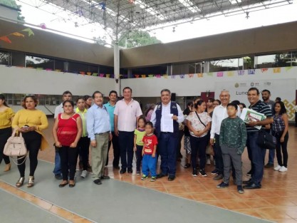  El Alcalde Mario Antonio Chama Díaz, el Supervisor Escolar de la Zona 173 de Teocelo, Jaime Bueno Viveros, padres de familia, directivos y docentes de la Escuela Arquitecto Armando Bravo Ramírez, acudieron a las oficinas de la SEV en busca de solución a la falta de un maestro para dicha escuela, fueron recibidos por la Subdirectora de Supervisión Escolar, Ana Karina Ángel Salazar. 
