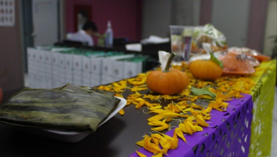 Como en la mayoría de las oficinas de Gobierno, y escuelas, en el Palacio Legislativo de Veracruz ya se pueden ver los altares y ofrendas para los difuntos... aunque quienes se los comen son los vivos.  