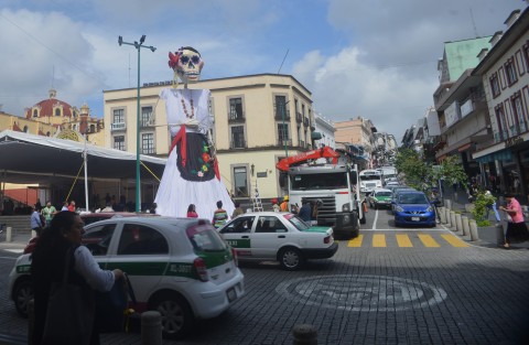 Con motivo de las festividades de Día de Muertos, fue colocada una catrina gigante vestida de jarocha  en la plaza Lerdo de Xalapa, creación del profesor José Luis Zacarías y con la ayuda de los trabajadores del ayuntamiento.  Para que se tomen usted la foto.