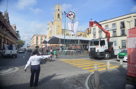 Con motivo de las festividades de Día de Muertos, fue colocada una catrina gigante vestida de jarocha  en la plaza Lerdo de Xalapa, creación del profesor José Luis Zacarías y con la ayuda de los trabajadores del ayuntamiento.  Para que se tomen usted la foto.