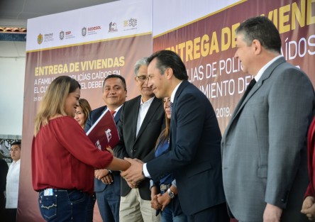 El Gobierno del Estado, encabezado por el Gobernador Cuitláhuac García, entregó 40 viviendas en beneficio de 139 familiares deudos de policías caídos en el cumplimiento de su deber.  