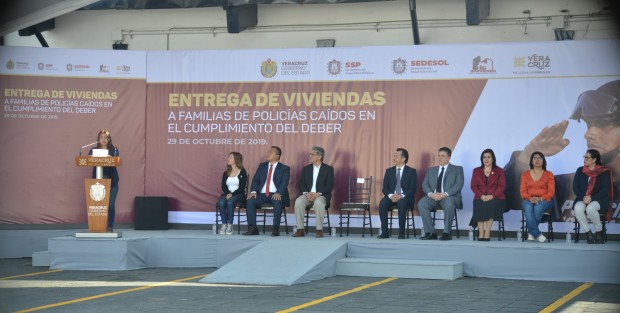 El Gobierno del Estado, encabezado por el Gobernador Cuitláhuac García, entregó 40 viviendas en beneficio de 139 familiares deudos de policías caídos en el cumplimiento de su deber.  