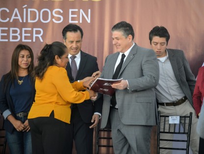El Gobierno del Estado, encabezado por el Gobernador Cuitláhuac García, entregó 40 viviendas en beneficio de 139 familiares deudos de policías caídos en el cumplimiento de su deber.   
