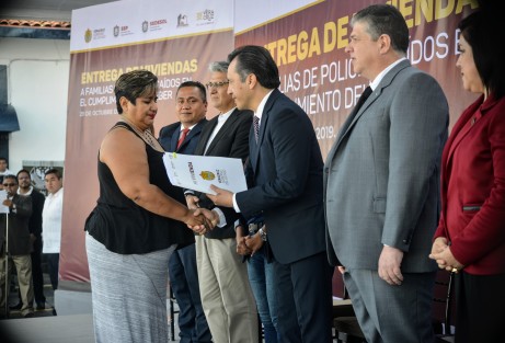 El Gobierno del Estado, encabezado por el Gobernador Cuitláhuac García, entregó 40 viviendas en beneficio de 139 familiares deudos de policías caídos en el cumplimiento de su deber.   