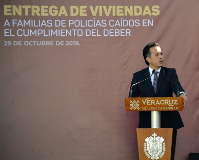 El gobernador Cuitláhuac García Jiménez, en una ceremonia de honor, enalteció la labor heroica que realizan día a día los integrantes de la Policía; y expresó su profunda gratitud hacia aquellos elementos que, por su entrega, valor, compromiso, actitud de servicio, y lealtad demostrada como servidores públicos, han perdido la vida.  