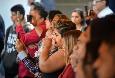 El gobernador Cuitláhuac García Jiménez, en una ceremonia de honor, enalteció la labor heroica que realizan día a día los integrantes de la Policía; y expresó su profunda gratitud hacia aquellos elementos que, por su entrega, valor, compromiso, actitud de servicio, y lealtad demostrada como servidores públicos, han perdido la vida.  