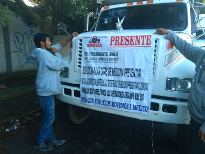 Como habían anunciado, transportistas adheridos a AMOTAC protestaron desde temprano a altura de la colonia 21 de Marzo, al igual que en todo el país, bloqueando un carril en ambos sentidos del bulevar Xalapa-Banderilla. Se quejan por la inseguridad y el aumento en combustible y casetas de peaje, además de los tráilers de doble remolque. 
