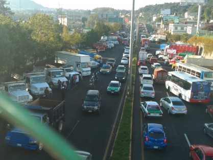 Como habían anunciado, transportistas adheridos a AMOTAC protestaron desde temprano a altura de la colonia 21 de Marzo, al igual que en todo el país, bloqueando un carril en ambos sentidos del bulevar Xalapa-Banderilla. Se quejan por la inseguridad y el aumento en combustible y casetas de peaje, además de los tráilers de doble remolque. 