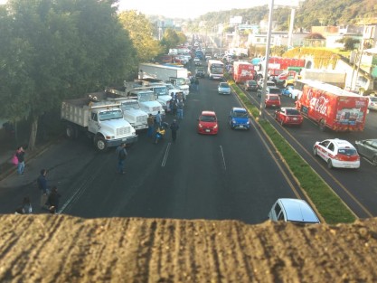 Como habían anunciado, transportistas adheridos a AMOTAC protestaron desde temprano a altura de la colonia 21 de Marzo, al igual que en todo el país, bloqueando un carril en ambos sentidos del bulevar Xalapa-Banderilla. Se quejan por la inseguridad y el aumento en combustible y casetas de peaje, además de los tráileres de doble remolque. 