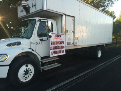 Como habían anunciado, transportistas adheridos a AMOTAC protestaron desde temprano a altura de la colonia 21 de Marzo, al igual que en todo el país, bloqueando un carril en ambos sentidos del bulevar Xalapa-Banderilla. Se quejan por la inseguridad y el aumento en combustible y casetas de peaje, además de los tráileres de doble remolque. 