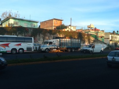 Como habían anunciado, transportistas adheridos a AMOTAC protestaron desde temprano a altura de la colonia 21 de Marzo, al igual que en todo el país, bloqueando un carril en ambos sentidos del bulevar Xalapa-Banderilla. Se quejan por la inseguridad y el aumento en combustible y casetas de peaje, además de los tráileres de doble remolque. 