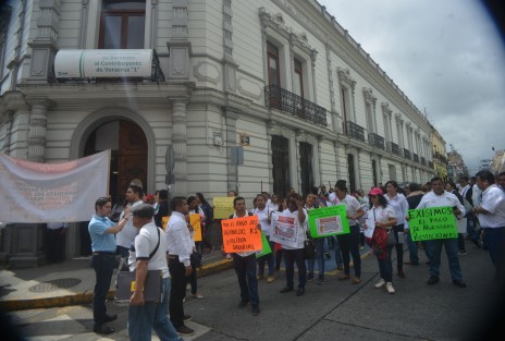 Trabajadores del Sindicato del CECYTEV marcharon por varias calles de la Xalapa para finalmente bloquear por algunos minutos la calle de Lucio, y frente a las oficinas del SAT exigir que la Federación deposite de inmediato el aguinaldo y otras prestaciones a trabajadores en el Estado. 