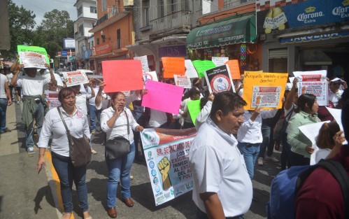 Trabajadores del Sindicato del CECYTEV marcharon por varias calles de la Xalapa para finalmente bloquear por algunos minutos la calle de Lucio, y frente a las oficinas del SAT exigir que la Federación deposite de inmediato el aguinaldo y otras prestaciones a trabajadores en el Estado. 
