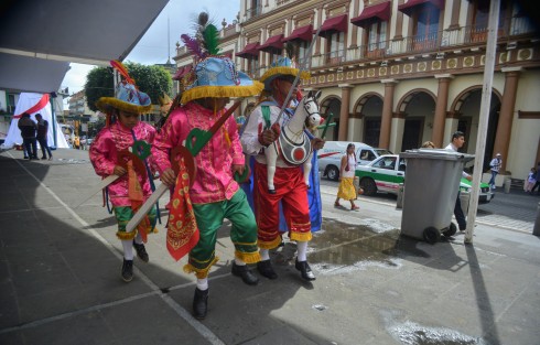 Con la danza de El Caballito del Señor Santiago de Chiltoyac, el Grupo de Teatro Campesino Comunitario de El Tronconal, promocionaron la presentación de la obra <em>Macario </em>, la cual estarán presentando todos los viernes y sábados de noviembre a las 18:00 hrs en el Área de los Pozos de El Tronconal.  