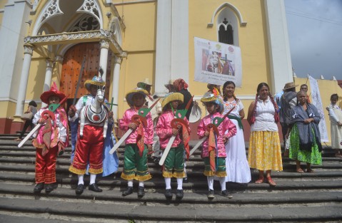 Con la danza de El Caballito del Señor Santiago de Chiltoyac, el Grupo de Teatro Campesino Comunitario de El Tronconal, promocionaron la presentación de la obra <em>Macario </em>, la cual estarán presentando todos los viernes y sábados de noviembre a las 18:00 hrs en el Área de los Pozos de El Tronconal.  