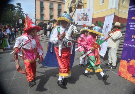 Con la danza de El Caballito del Señor Santiago de Chiltoyac, el Grupo de Teatro Campesino Comunitario de El Tronconal, promocionaron la presentación de la obra <em>Macario </em>, la cual estarán presentando todos los viernes y sábados de noviembre a las 18:00 hrs en el Área de los Pozos de El Tronconal.   
