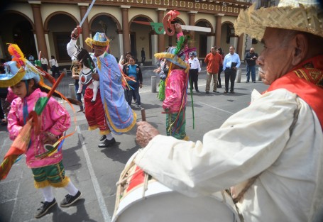 Con la danza de El Caballito del Señor Santiago de Chiltoyac, el Grupo de Teatro Campesino Comunitario de El Tronconal, promocionaron la presentación de la obra <em>Macario </em>, la cual estarán presentando todos los viernes y sábados de noviembre a las 18:00 hrs en el Área de los Pozos de El Tronconal.  