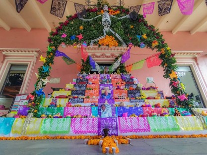 El día de hoy se llevó a cabo el corte Inaugural del Altar Monumental Teocelo 2019 y la alfombra tradicional de aserrín en el Palacio Municipal, encabezando este evento estuvo Alcalde Mario Chama Díaz, la Síndica Municipal Zayra del Carmen Martínez Andrade, la Presidenta del Sistema Municipal DIF, Mara Chama Villa, el Director de Turismo , la encargada del Área de Educación y el invitado especial, Lic. Arturo Andrade, Delegado de Política Regional. 