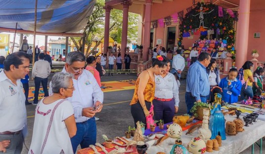 El día de hoy se llevó a cabo el corte Inaugural del Altar Monumental Teocelo 2019 y la alfombra tradicional de aserrín en el Palacio Municipal, encabezando este evento estuvo Alcalde Mario Chama Díaz, la Síndica Municipal Zayra del Carmen Martínez Andrade, la Presidenta del Sistema Municipal DIF, Mara Chama Villa, el Director de Turismo , la encargada del Área de Educación y el invitado especial, Lic. Arturo Andrade, Delegado de Política Regional.  