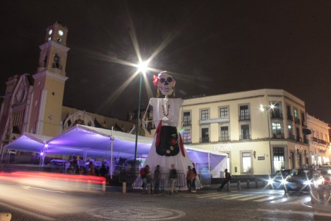 Debido a que la catrina gigante instalada en plaza Lerdo está cerca de la orilla de la banqueta, muchas personas se están arriesgando a ser atropelladas por un auto por tomar fotos a sus acompañantes.
Ojo automovilistas, ojo ciudadanos, ojo tránsito, ojo Protección Civil.