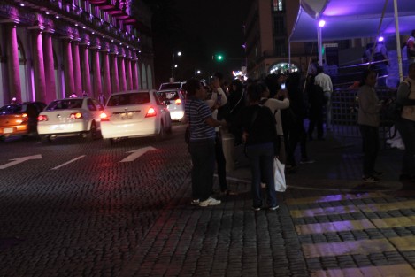 Debido a que la catrina gigante instalada en plaza Lerdo está cerca de la orilla de la banqueta, muchas personas se están arriesgando a ser atropelladas por un auto por tomar fotos a sus acompañantes.
Ojo automovilistas, ojo ciudadanos, ojo tránsito, ojo Protección Civil.
