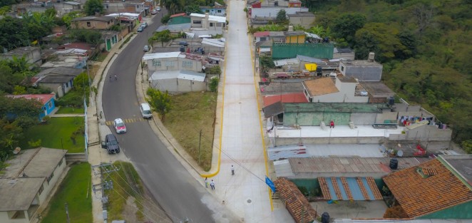 Continúan las inauguraciones de obra en el Municipio de Teocelo, en esta ocasión fue la calle Centenario en el Fraccionamiento Los Teteles de la Cabecera Municipal; el Alcalde Mario Chama Díaz, acompañado de la Síndica Municipal Zayra del Carmen Martínez Andrade, la Presidenta del Sistema Municipal DIF, Mara Chama Villa y como invitado, el Lic. Arturo Andrade, Delegado de Política Regional. 