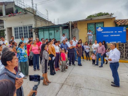 Continúan las inauguraciones de obra en el Municipio de Teocelo, en esta ocasión fue la calle Centenario en el Fraccionamiento Los Teteles de la Cabecera Municipal; el Alcalde Mario Chama Díaz, acompañado de la Síndica Municipal Zayra del Carmen Martínez Andrade, la Presidenta del Sistema Municipal DIF, Mara Chama Villa y como invitado, el Lic. Arturo Andrade, Delegado de Política Regional.  