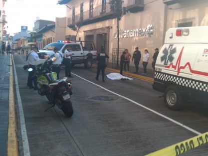 Una mujer de la tercera edad, que respondía al nombre de Micaela Cruz, fue atropellada fatalmente por un autobús del Servicio Urbano, en la calle Xalapeños  Ilustres, frente a la sucursal Banamex del Centro de Xalapa, aproximadamente a la 7:50 de la mañana. La mujer de 74 años falleció en el lugar. 