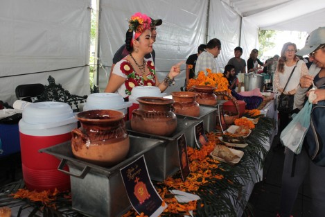 En el parque Juárez de Xalapa se lleva a cabo este 30 y 31 de Octubre, la Feria de tamales, pan y chocolate 2019, donde se ofertan los platillos típicos de las festividades de Día de Muertos. 
