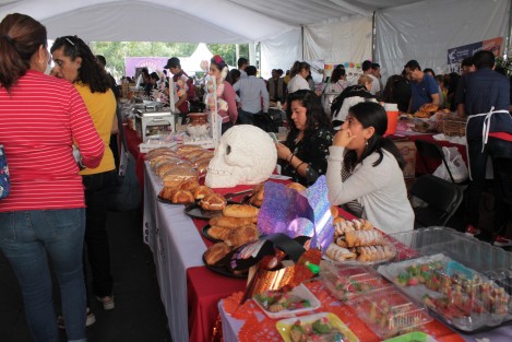En el parque Juárez de Xalapa se lleva a cabo este 30 y 31 de Octubre, la Feria de tamales, pan y chocolate 2019, donde se ofertan los platillos típicos de las festividades de Día de Muertos. 