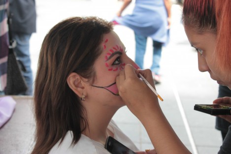Concursos de elaboración de pan de muerto, de maquillaje de catrinas; muestra de altares y exposición de catrinas son algunas de las diversas actividades que se están realizando en el parque Juárez de Xalapa.