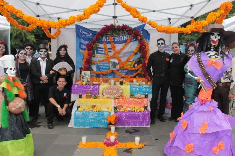 Concursos de elaboración de pan de muerto, de maquillaje de catrinas; muestra de altares y exposición de catrinas son algunas de las diversas actividades que se están realizando en el parque Juárez de Xalapa.