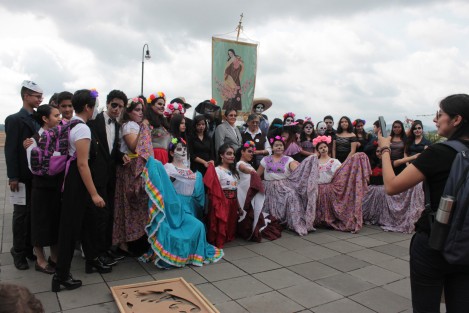 Concursos de elaboración de pan de muerto, de maquillaje de catrinas; muestra de altares y exposición de catrinas son algunas de las diversas actividades que se están realizando en el parque Juárez de Xalapa.