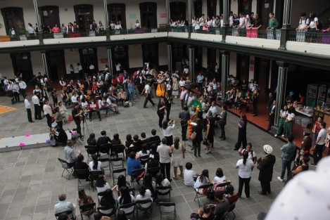 En el Colegio Preparatorio de Xalapa se llevó a cabo el concurso de altares, catrinas y calaveras para escuelas de nivel bachillerato. 