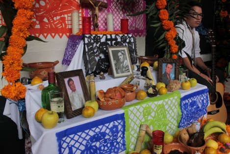 En el Colegio Preparatorio de Xalapa se llevó a cabo el concurso de altares, catrinas y calaveras para escuelas de nivel bachillerato. 