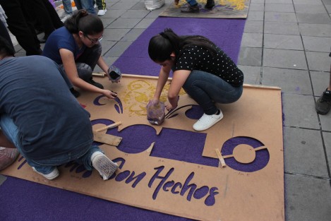Artesanos de Teocelo, Ver.continúan poniendo color a los eventos de Días de Muertos en Xalapa, con sus vistosas alfombras de aserrín.  Este miércoles  hicieron lo propio en el parque Benito Juárez. 