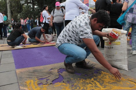 Artesanos de Teocelo, Ver.continúan poniendo color a los eventos de Días de Muertos en Xalapa, con sus vistosas alfombras de aserrín.  Este miércoles  hicieron lo propio en el parque Benito Juárez. 