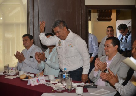 El alcalde de Teocelo, Mario A. Chama Díaz, y la presidenta del DIF municipal, Mara Chama Villa, acudieron al evento Diario de Xalapa, Festeja tus XV años donde dieron a conocer a las ganadoras quienes tendrán su fiesta en el mes de Diciembre.