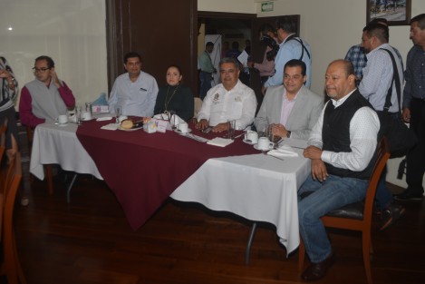 En compañía de los directivos del Diario de Xalapa, alcaldes de otros municipios y  patrocinadores, las autoridades municipales de Teocelo harán realidad el sueño de una fiesta de XV años de varias jovencitas.  