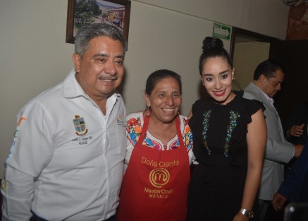 En compañía de los directivos del Diario de Xalapa, alcaldes de otros municipios y  patrocinadores, las autoridades municipales de Teocelo harán realidad el sueño de una fiesta de XV años de varias jovencitas.  