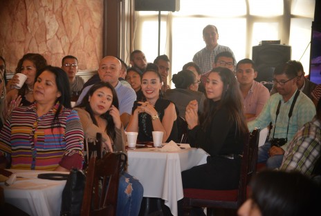 En compañía de los directivos del Diario de Xalapa, alcaldes de otros municipios y  patrocinadores, las autoridades municipales de Teocelo harán realidad el sueño de una fiesta de XV años de varias jovencitas.  