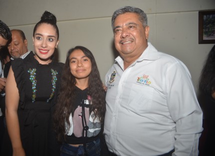 Con la  Presencia del Alcalde de Teocelo, Mario Antonio Chama Díaz y la Presidenta del Sistema Municipal, Mara Chama Villa, se dieron a conocer a las ganadoras, entre las que destaca la Quinceañera del Municipio de Teocelo, Sonia Guadalupe Marín Andrade, de la Comunidad de Llano Grande, quien participó con una emotiva y sensible carta que resultó ganadora.  